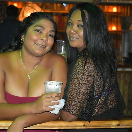 Metro Hotel Couva Bagian luar foto