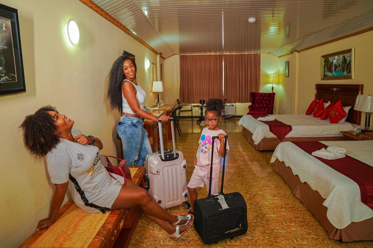 Metro Hotel Couva Bagian luar foto