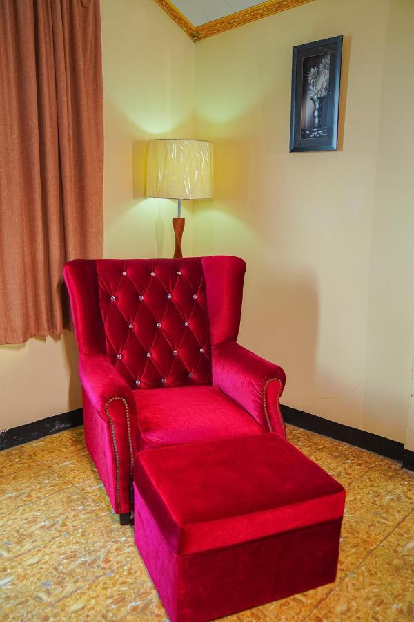 Metro Hotel Couva Bagian luar foto