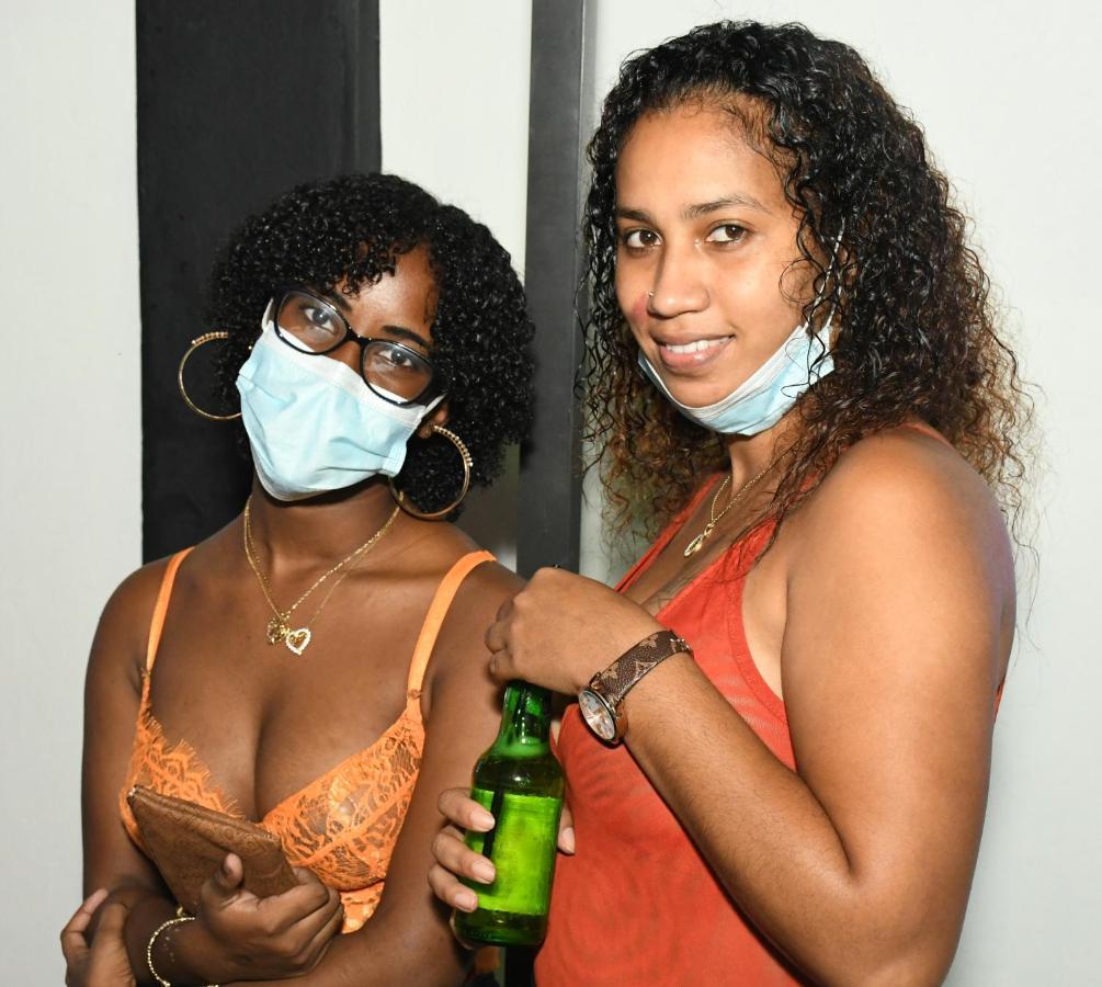 Metro Hotel Couva Bagian luar foto