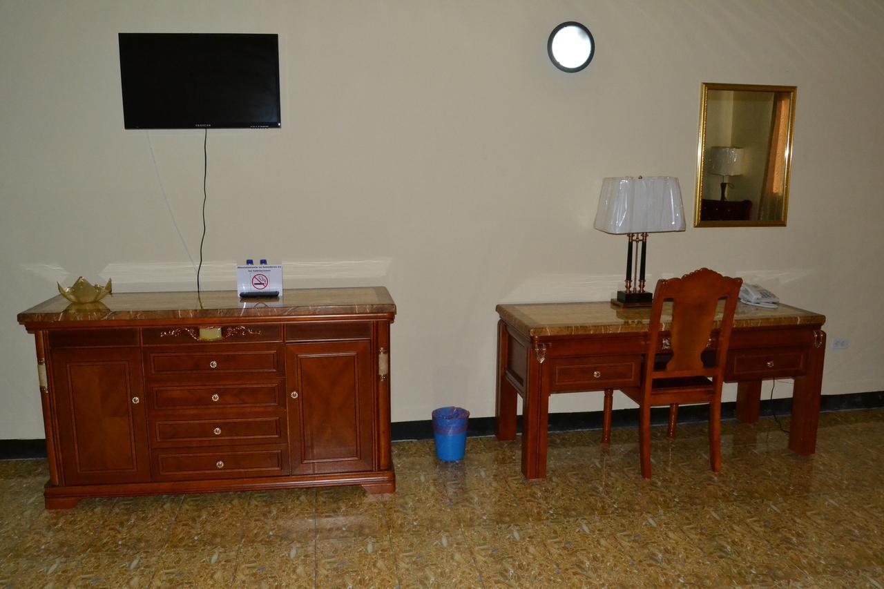 Metro Hotel Couva Bagian luar foto