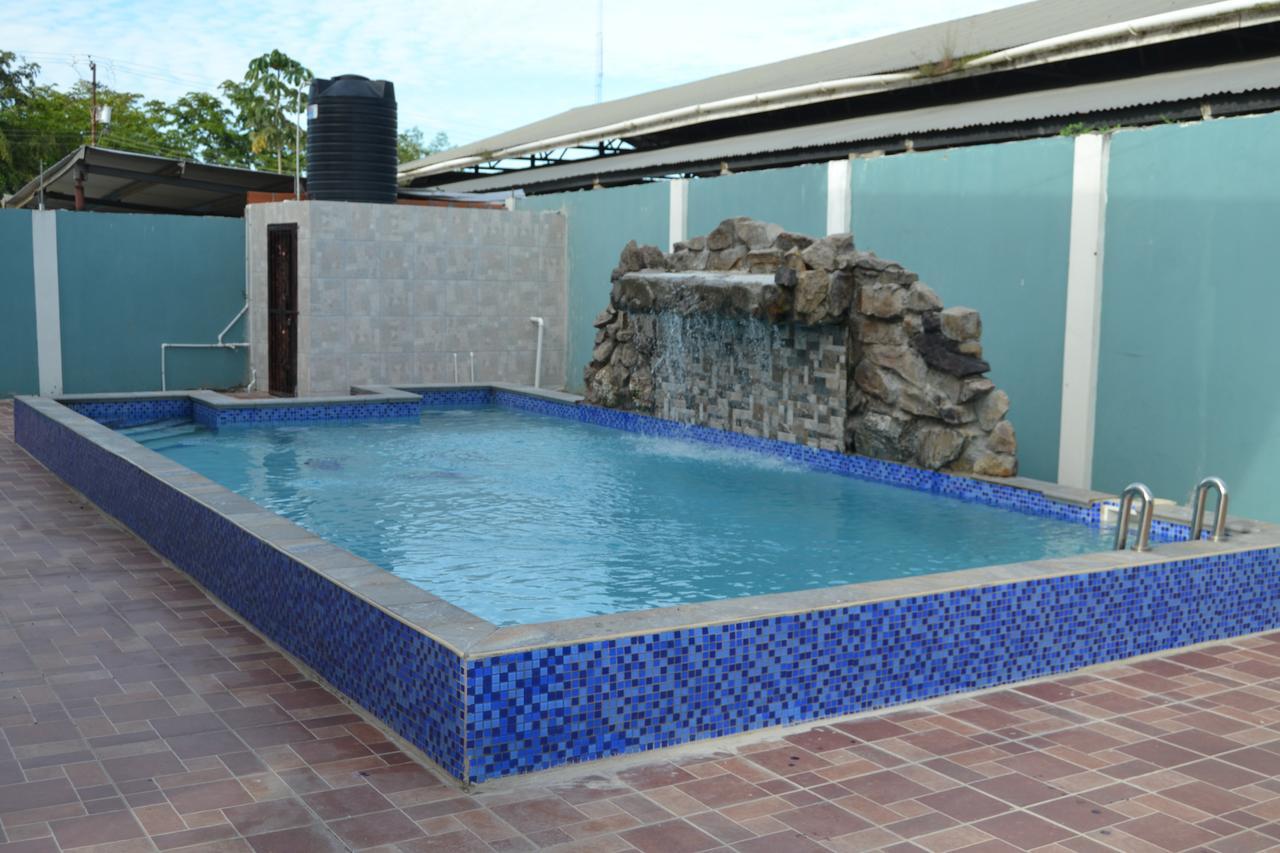 Metro Hotel Couva Bagian luar foto